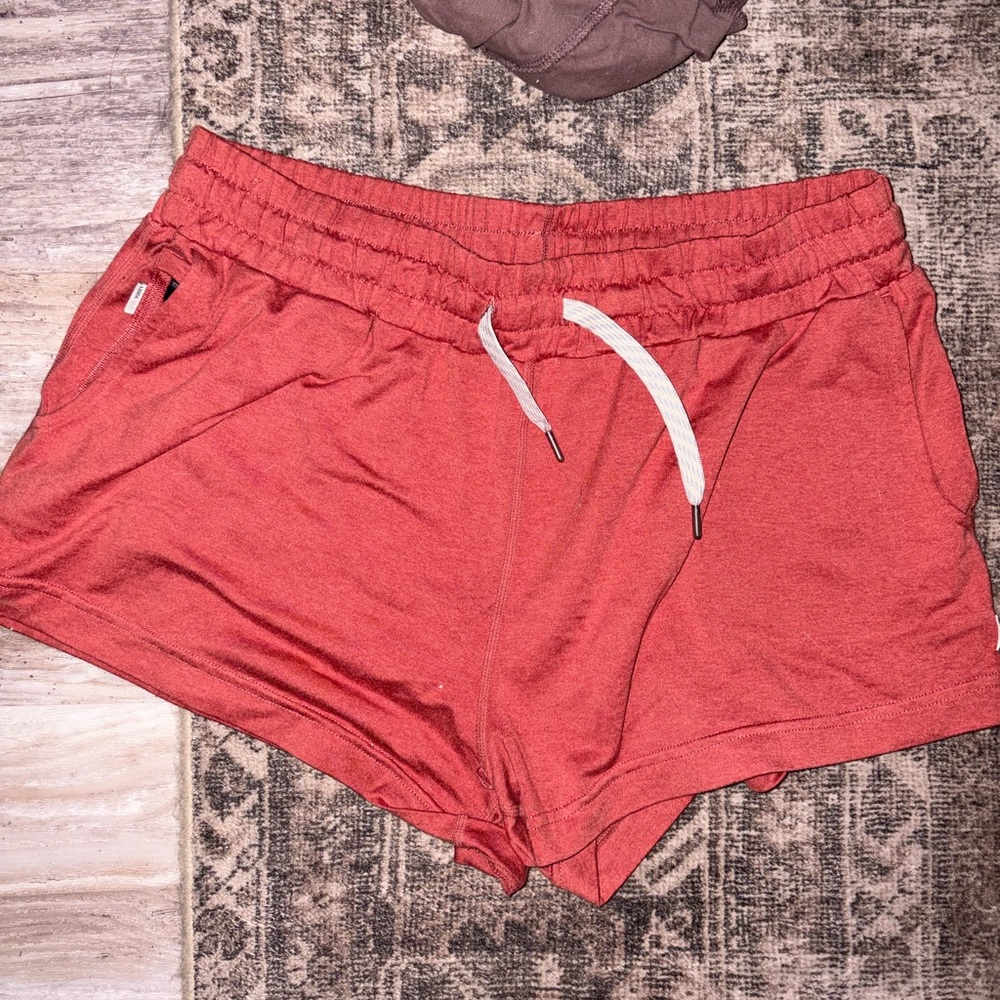 Vuori peach short size medium like new